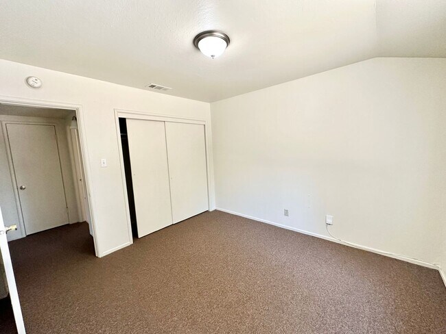 Building Photo - Super close to UC Davis and University Shopping mall-- 4 bedrooms and 2 bathrooms
