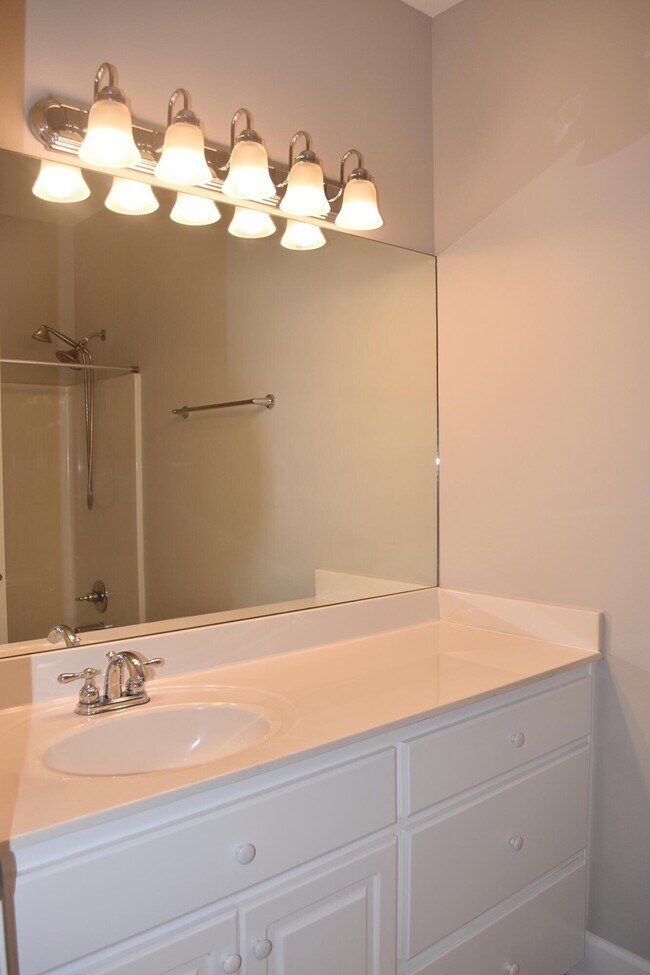 Building Photo - 26 Village Ln