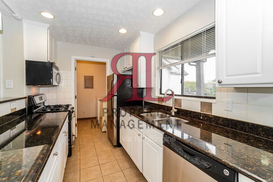 Building Photo - 2733 Greystone Dr