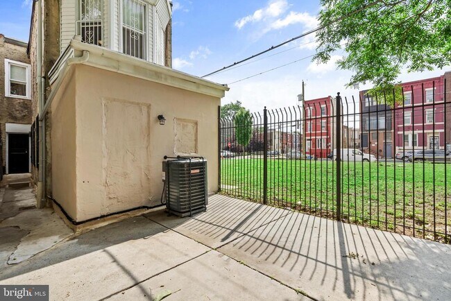 Building Photo - 1833 Fontain St