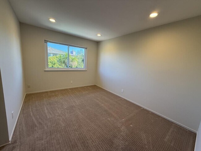 Building Photo - 827 Comet Dr