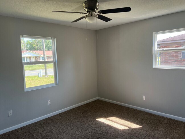 Building Photo - 3 bedrooms - 2 bath Home