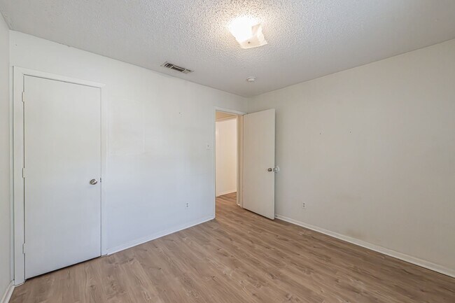 Building Photo - Super cute 2 bedroom 1 bath duplex