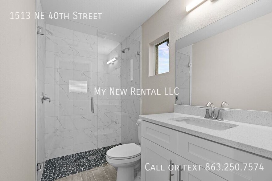 Building Photo - 1513 NE 40th St