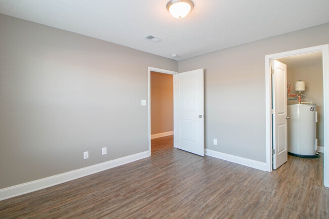 Building Photo - 325 Landrum Pl