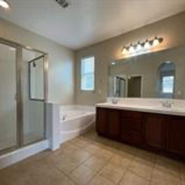 Building Photo - 4 Bedroom NW Fresno Home for Lease