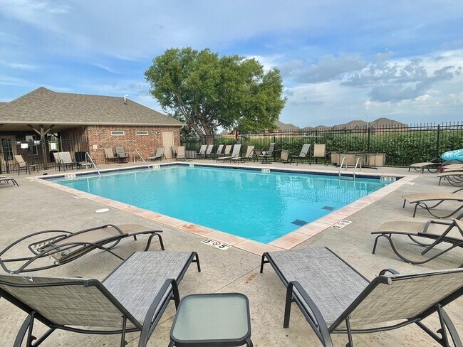 Building Photo - 4 Bed, 2 Bath with Neighborhood Pool and D...