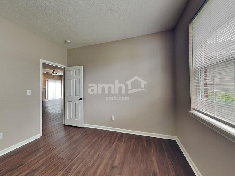 Building Photo - 5425 Wood Hollow Dr