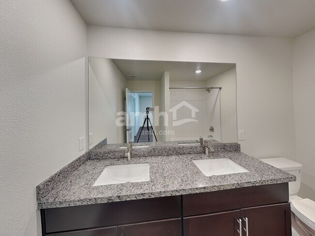 Building Photo - 108 Market St