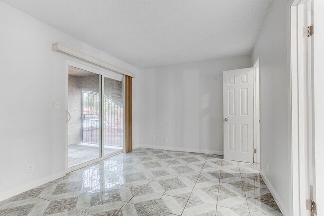 Building Photo - 808 Hedge Way