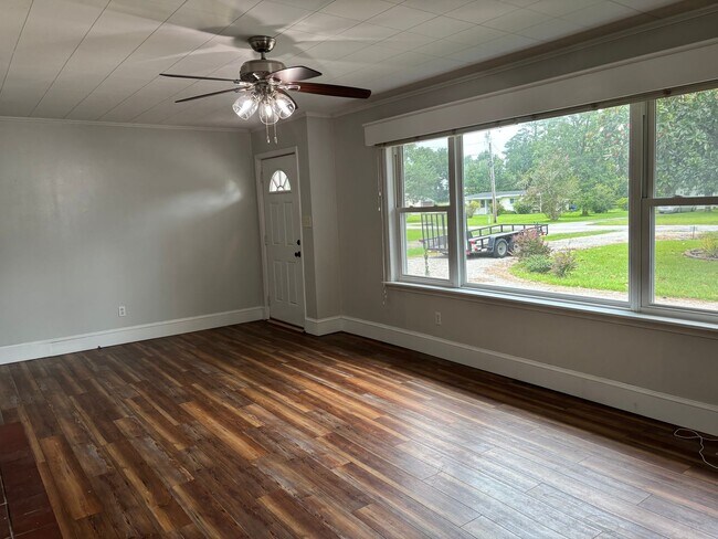 Building Photo - 114 Crescent Dr