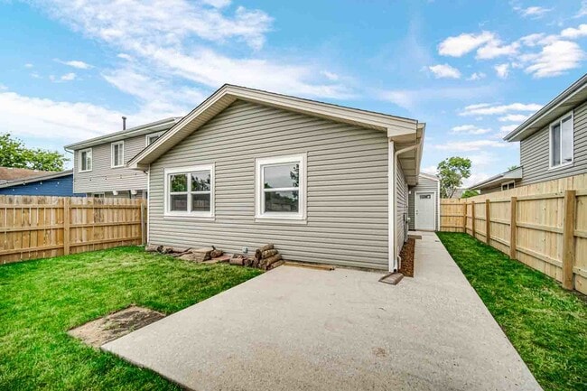 Building Photo - 9215 Fox Ct