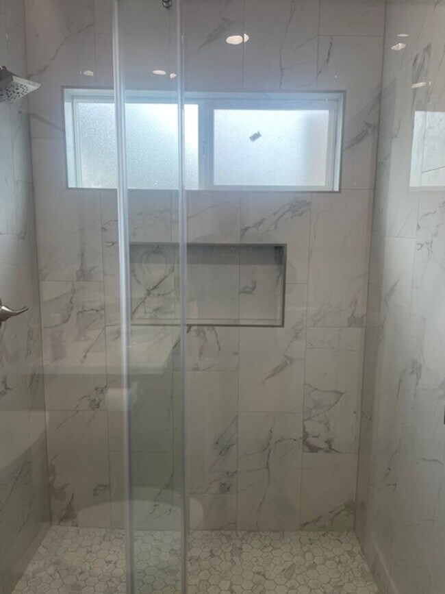 Building Photo - Beautifully Furnished 1 Bdrm 1 Bath House ...