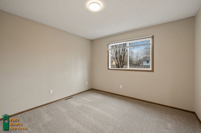 Building Photo - 3 Bedroom House **Half Off May Rent with a...