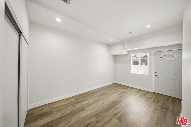 Building Photo - 2910 S Budlong Ave