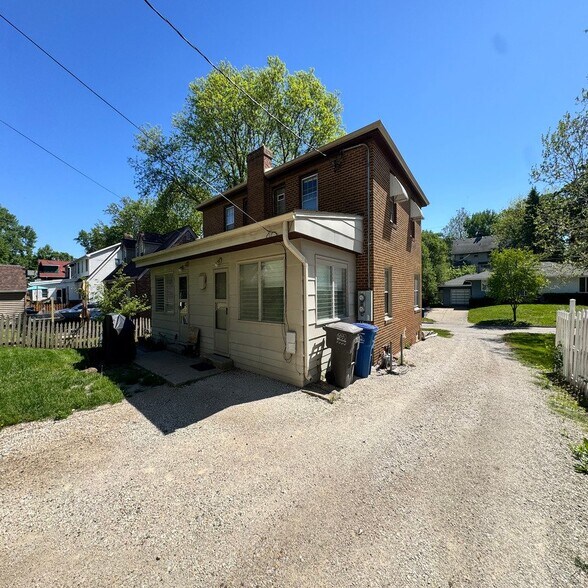 Building Photo - 618 45th St