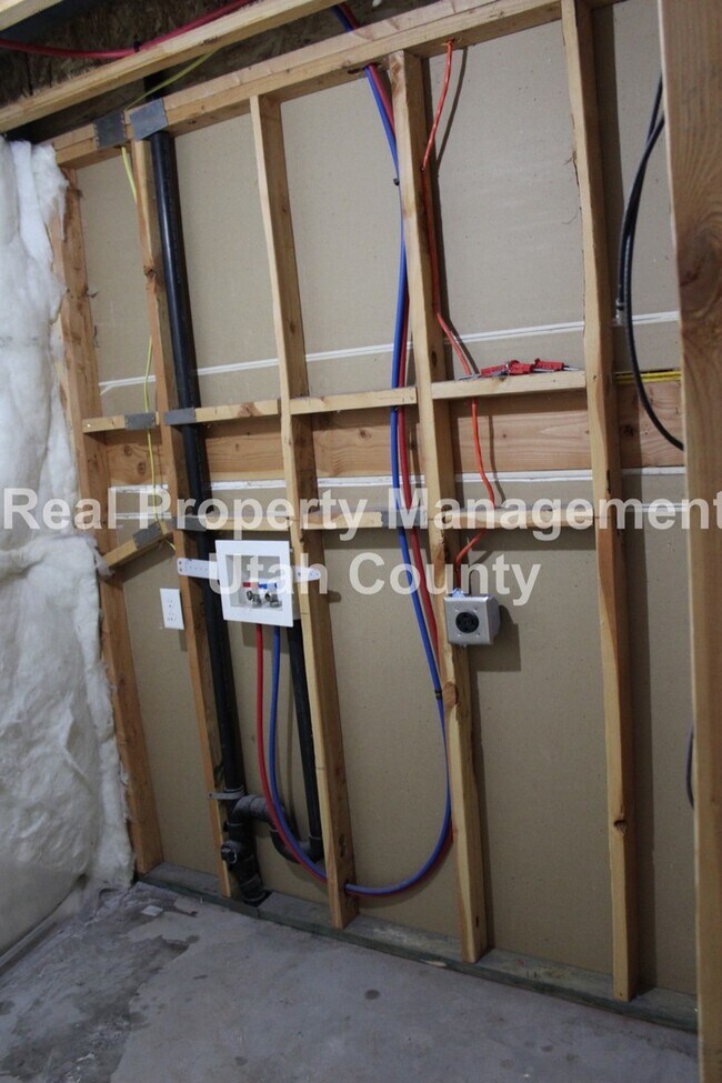 Building Photo - New Lower Price! Updated home in Saratoga Springs