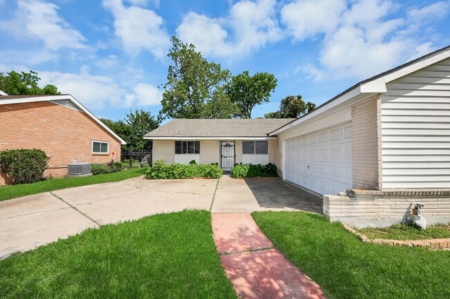 Building Photo - 4710 Lotus St