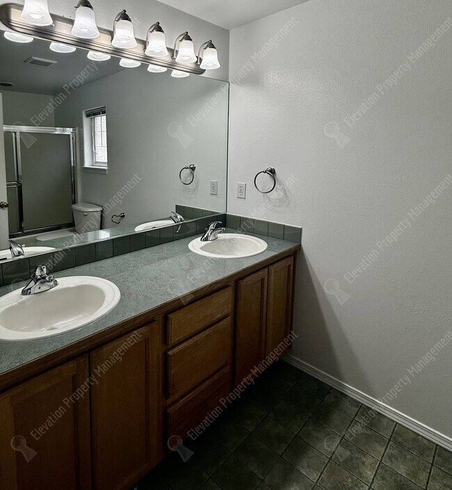 Building Photo - Single Level 3 BR in NE Bend with huge fenced yard!