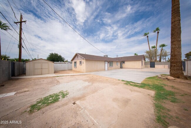 Building Photo - 2101 W Coolidge St
