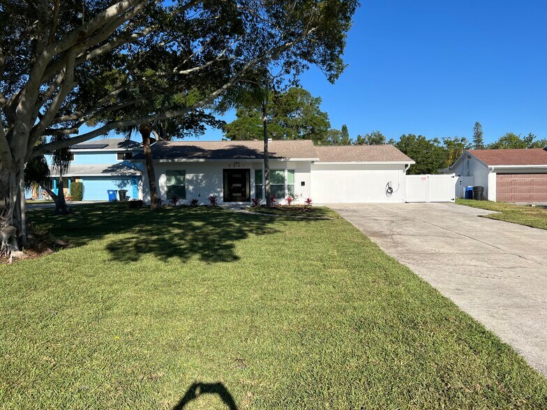 Building Photo - 2641 Miranda Way S