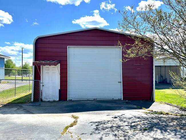 Building Photo - 4 Bedroom 2 Bathroom Home Located in Empor...