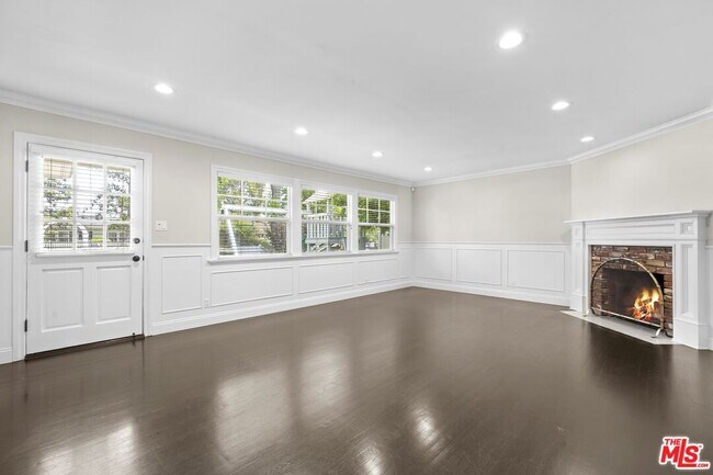 Building Photo - 5525 Matilija Ave