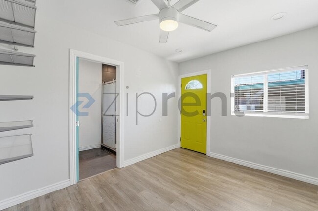 Building Photo - Unit A