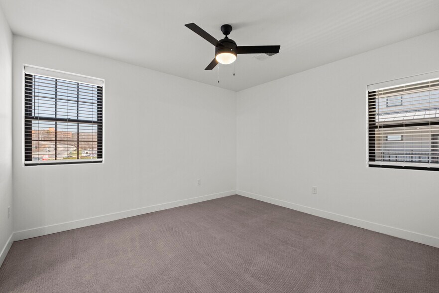 Building Photo - 3009 N Oak Trafficway