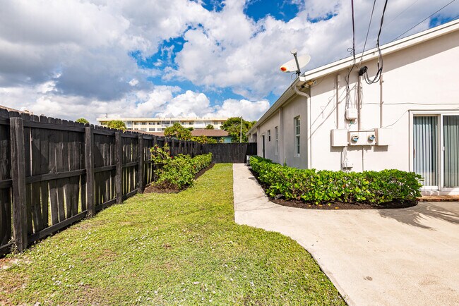 Building Photo - 121 SW 2nd Ave