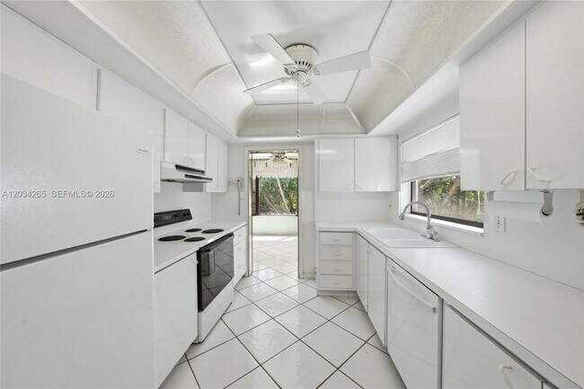 Building Photo - 6010 S Falls Cir Dr