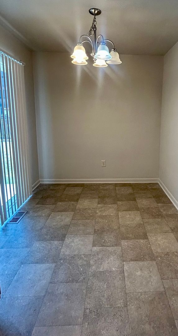 Building Photo - Three Bedroom Home (NE Salem)- W/D Hookup & Fenced Backyard