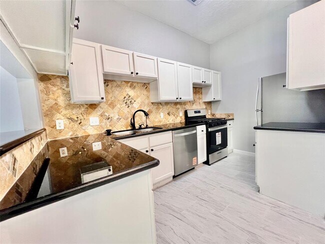 Building Photo - 15543 Scenic Haven Dr