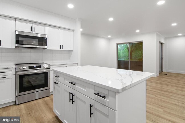 Building Photo - 25 Stonehenge Cir