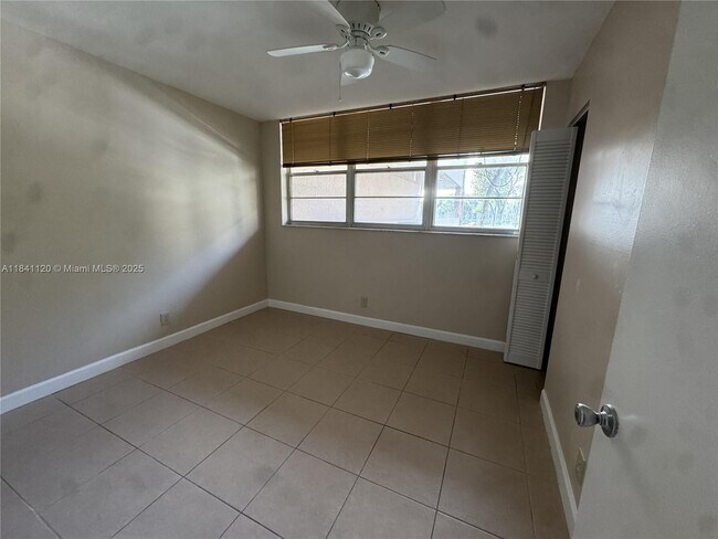 Building Photo - 1811 Sabal Palm Dr