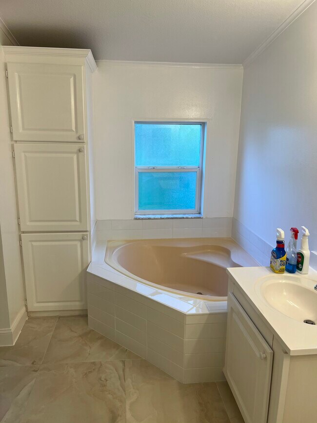 Building Photo - 2373 SW Wynnewood St