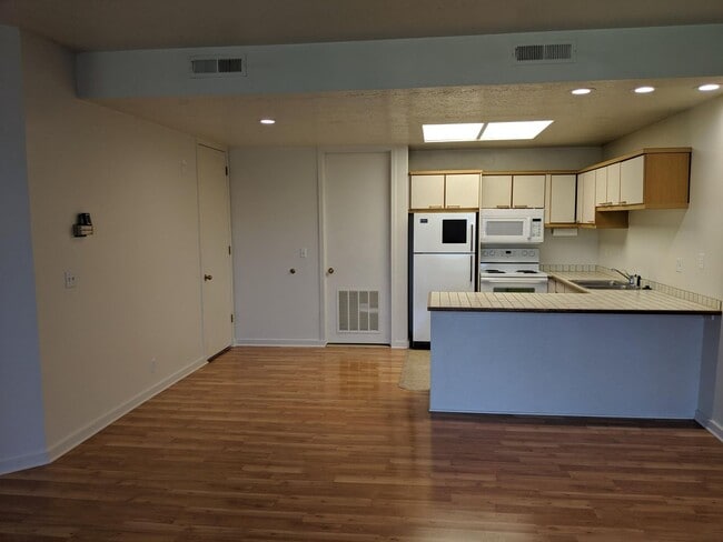 Building Photo - La Mirage 1 bedroom Condo