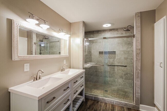 Building Photo - 95 Oakwood Dr