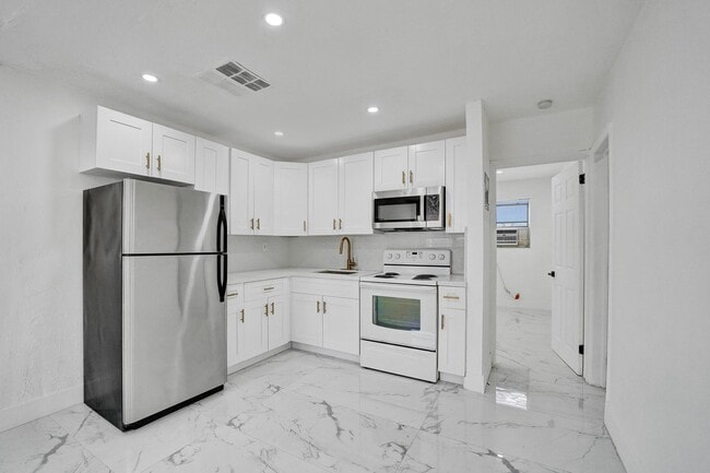 Building Photo - 105 NW 14th Way