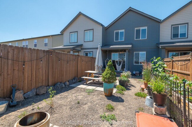 Building Photo - Light and Bright Townhome in NW Redmond!