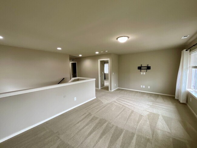 Building Photo - Beautiful and Spacious 4 Bedroom Home in M...