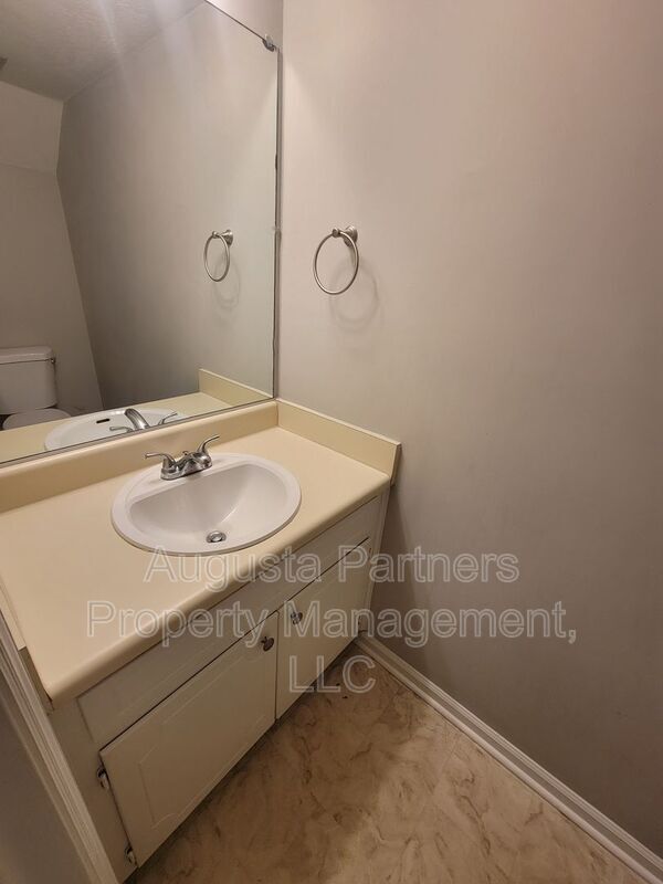 Building Photo - 3921 Miramar Dr Ext