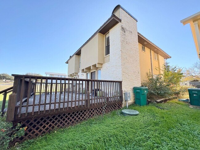 Building Photo - 601 Free Rein