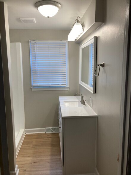 2nd bathroom w/ shower - 1200 S Highland Ave
