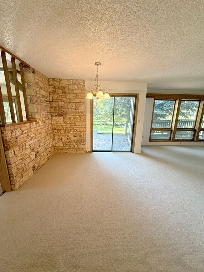 Building Photo - Private and Quiet Six Bedroom Home on 1 Acre, Southside Bozeman