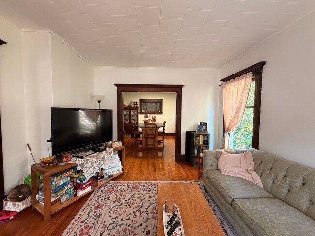 Building Photo - Charming Four Bedroom Home on SE Side!