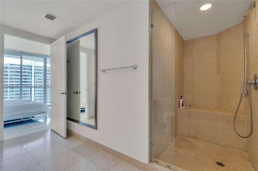 Building Photo - 465 Brickell Ave