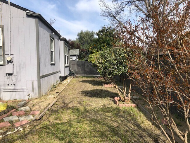 Building Photo - Lovely 3 Bed, 1 Bath, Home in Berkeley, with Hardwood Floors