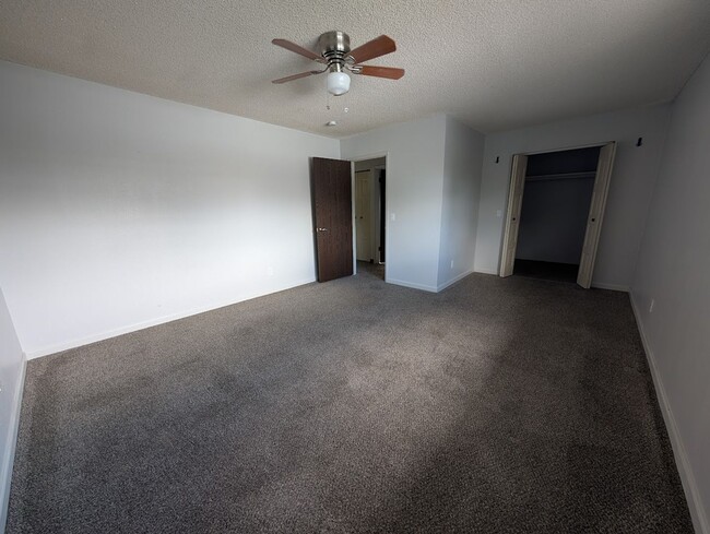 Building Photo - 3525 Country Club Dr