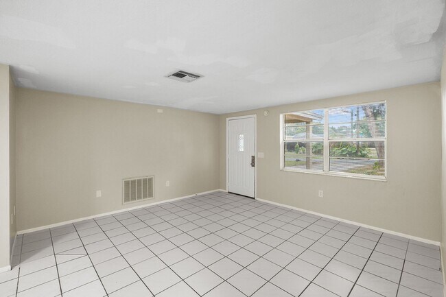 Building Photo - Beautiful 3bdrm/2bath home with attached garage and large yard $1,595.00 ** Ready Now** MOVE IN B...